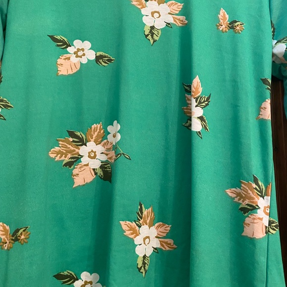 Lularoe Lynnae tee - Picture 2 of 4